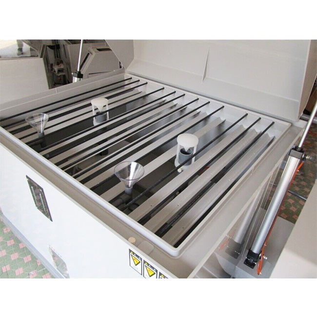 เครื่องทดสอบการกัดกร่อนด้วยละอองเกลือ AC220V 50Hz ขนาดห้องที่กำหนดเองสำหรับอุตสาหกรรมการควบคุมและการทดสอบ